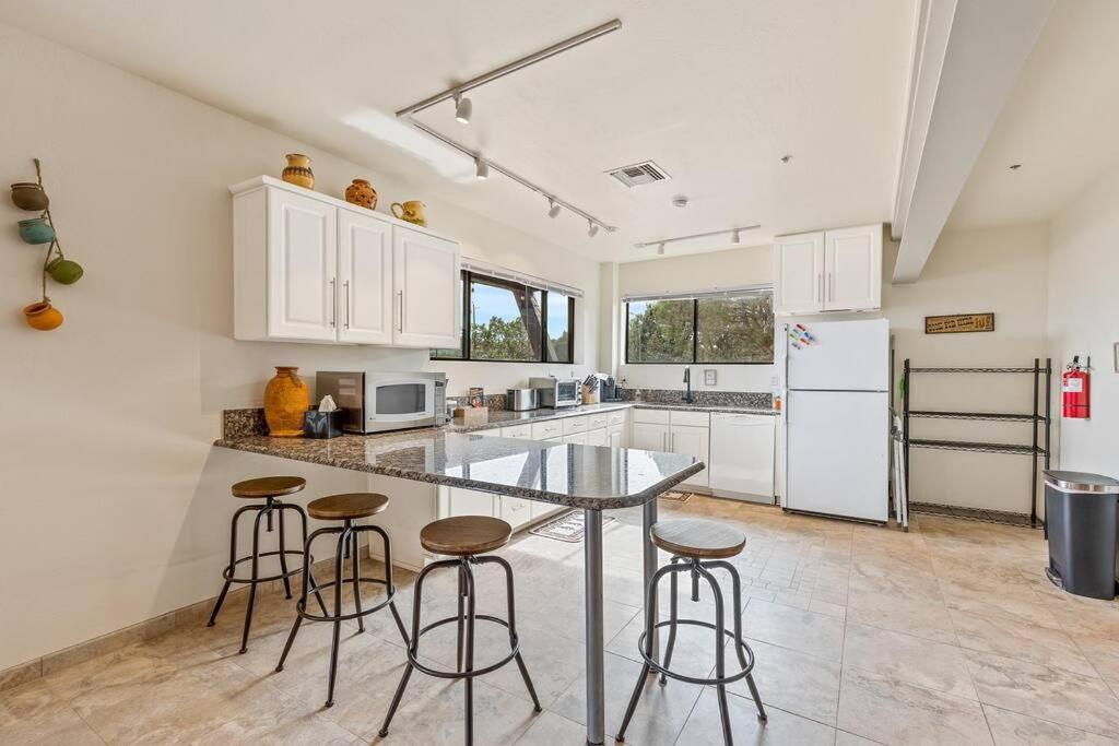 Close To Fresh Creek! Sleeps 12 ~ Amazing Views W/Serene Open Space ~ Hot Tub + Game Room ~ Trails Outside 세도나 외부 사진